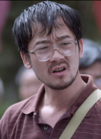 手游走在腿的最里面